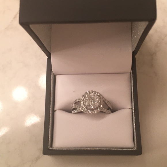 LADIES ~ BRAND NEW DIAMOND RING! - Picture 2 of 3